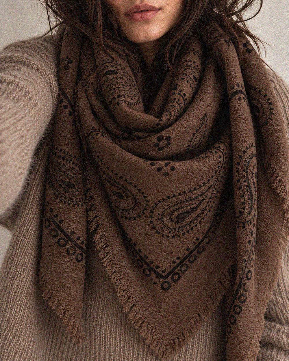 Oversized wool scarf with paisley pattern in brown