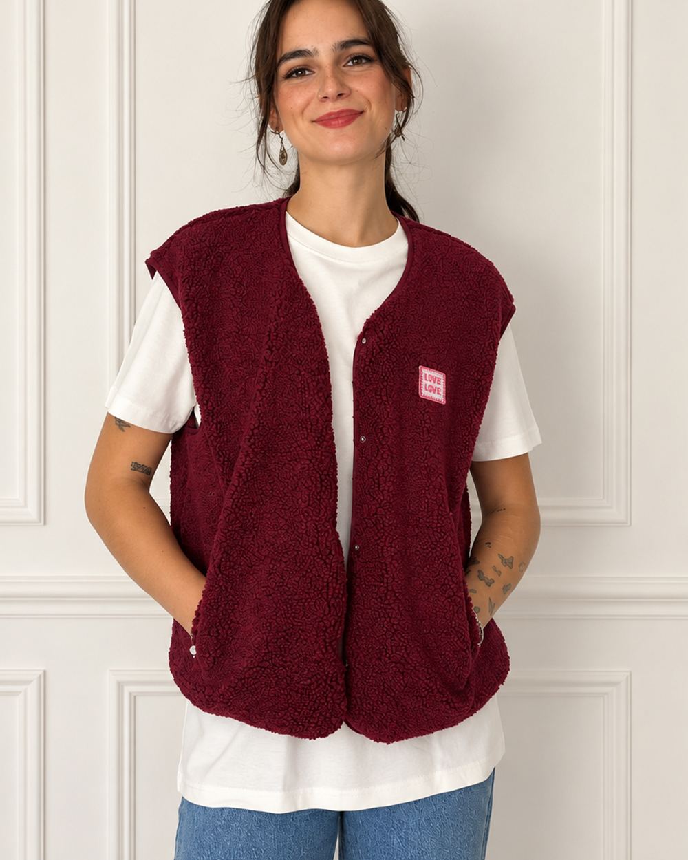 Teddy-Weste mit Love-Patch in Burgundy