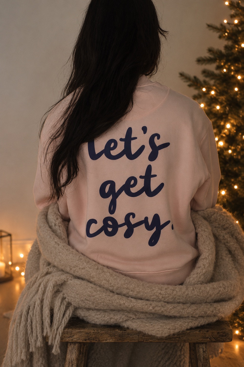 Let's get cosy Sweater vor dem Weihnachtsbaum